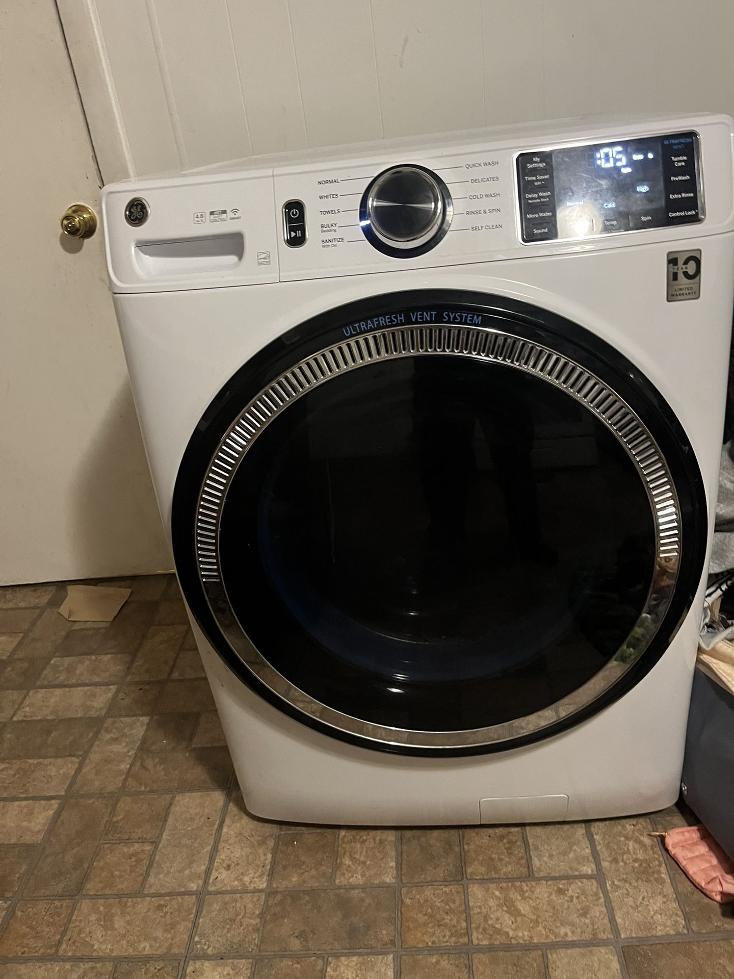 GE front-load washing machine with the UltraFresh Vent System.