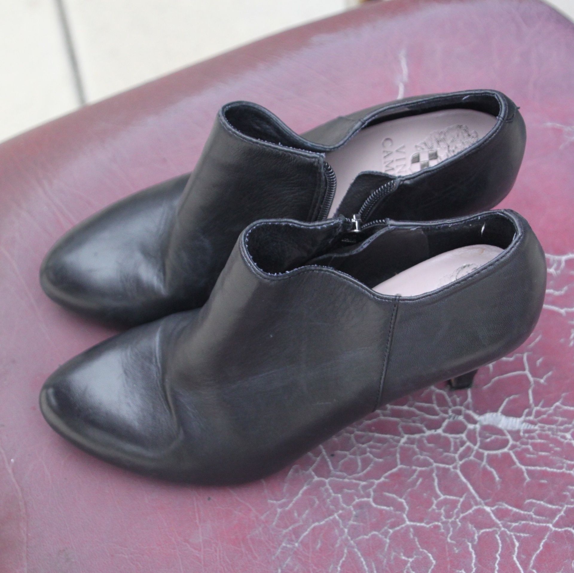 Chic Vince Camuto women’s comfortable black heels. Preloved garment Condition : good Size : 6.5 Material : Leather Super comfortable material These