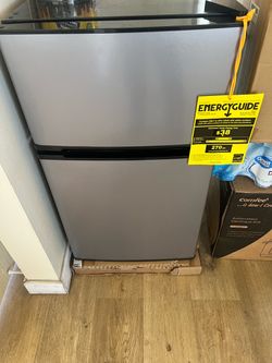 Refrigerador en venta , es pequeño 1 mes de uso , practicamente nuevo