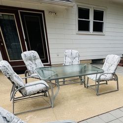 Outdoor Patio Suite – Table + 4 Cushioned Chairs 