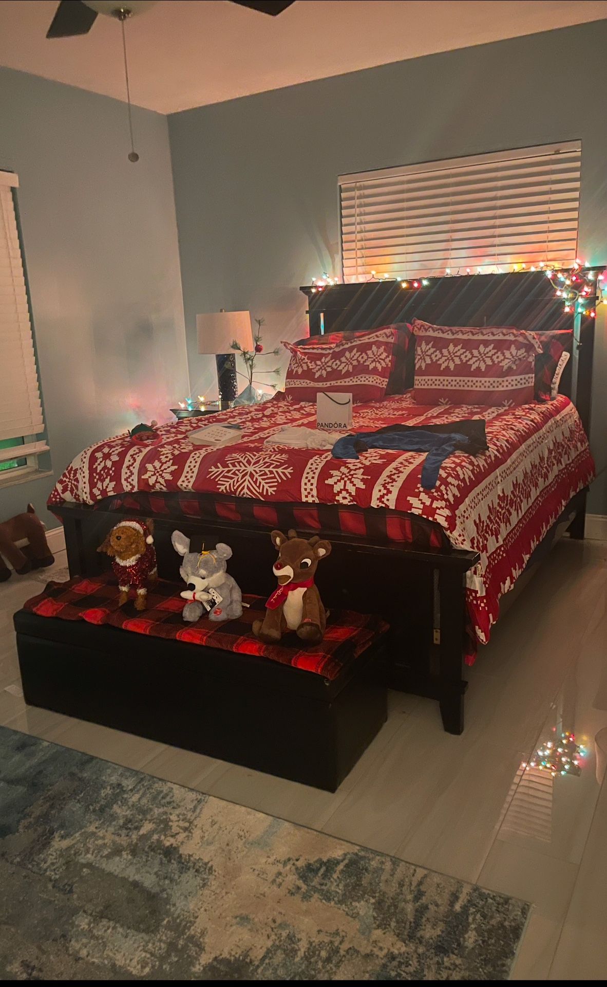 Bedroom Set (Queen Bed Frame, 2 nightstands and Dresser