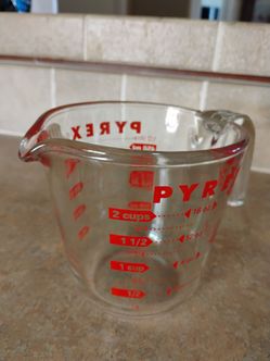 Pyrex Clear Glass Measuring Cup 
16 oz / 2 Cups 
Great condition