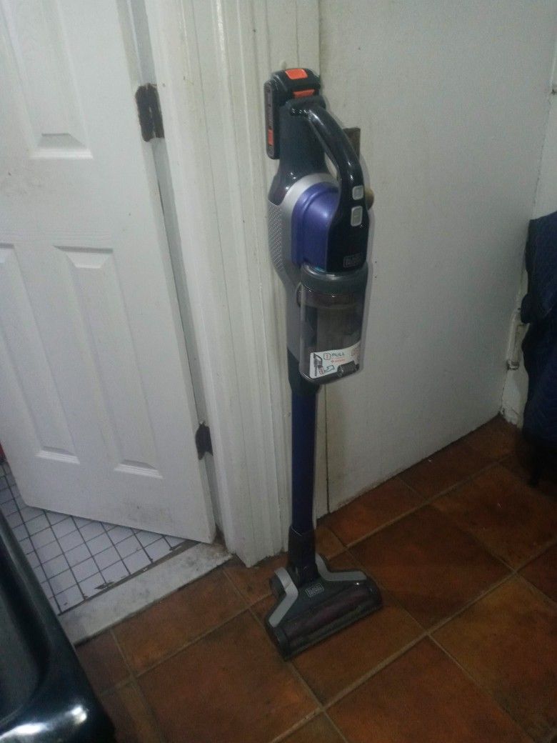 Black+ Decker Vacuum 20v With Charger