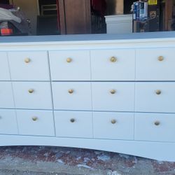 BEAUTIFUL WHITE DRESSER ROLLING DRAWERS OPEN CLOSE SMOTHLY 64X18X33 GREAT SHAPE GOLD KNOBS