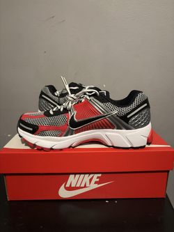 NIKE Vomero 5