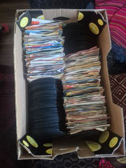 Batch 3 .Five hundred45s late 50s 1960s & à few  70s from panorama city
Do-wop, ballads , pop ...