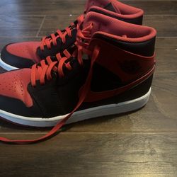 Jordan 1 Mid "Black/Fire Red/White