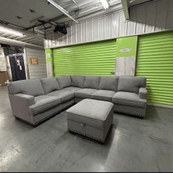 Thomasville Sectional W/Storage Ottoman ( Delivery Available )