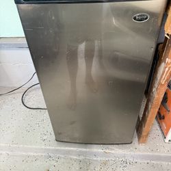 Sanyo Mini-Fridge (doesn't work well)