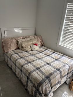 Bed size full with mattress LED head board