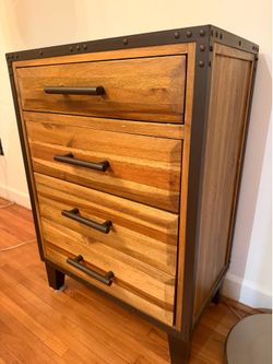Wood dresser in great condition