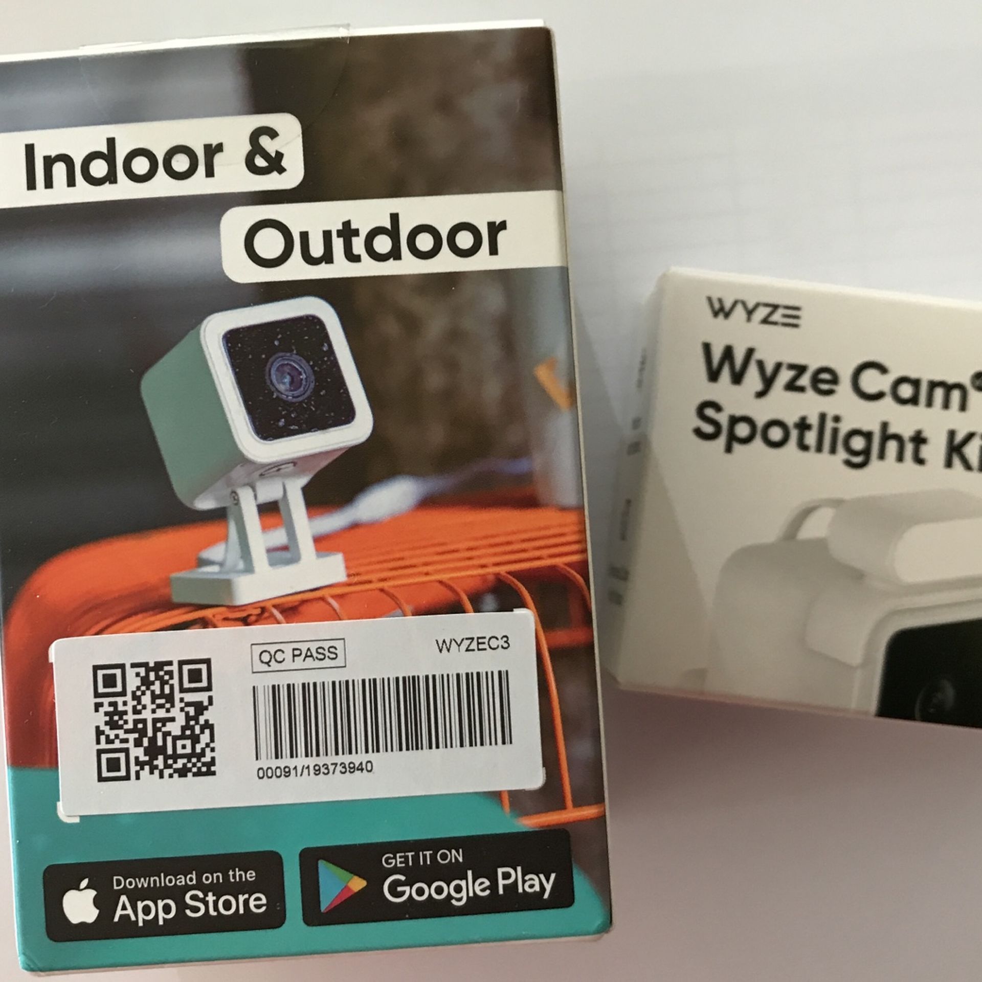 New Sealed Wyze Cam V3 + Spotlight Kit