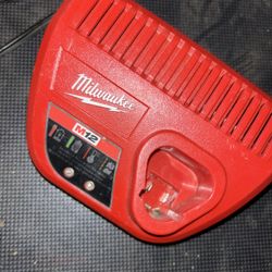 Milwaukee Charger M12 