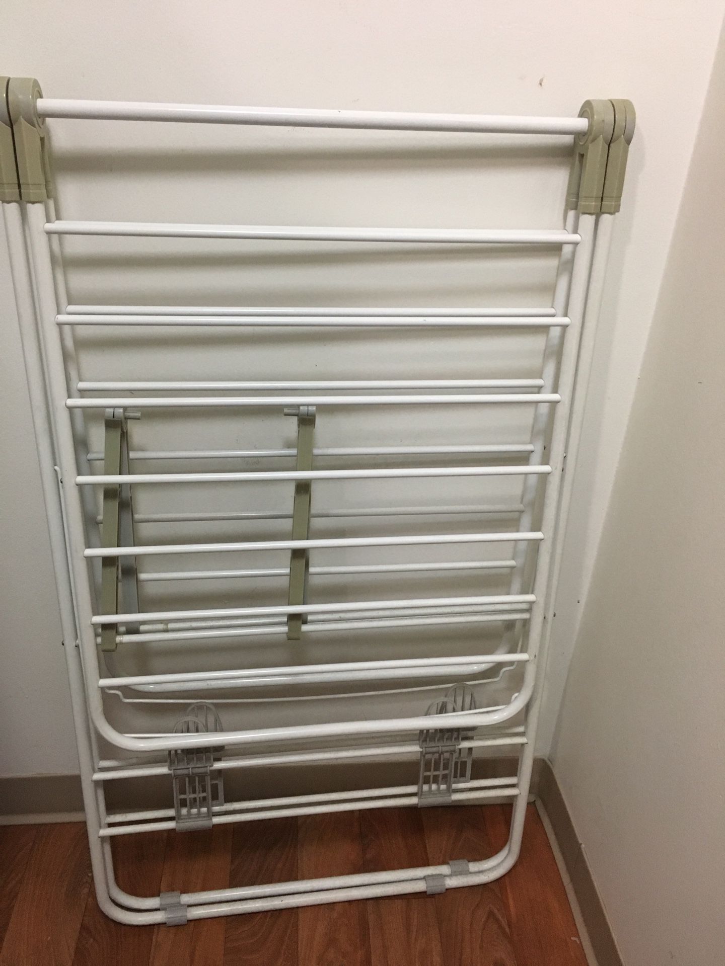 Laundry drying rack