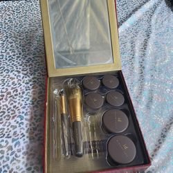 BEAUTIFUL BARE ESCENTUALS BRAND NEW 