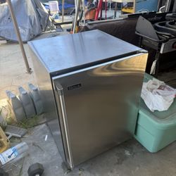 Perlick Commercial Refrigerator Model# HP24RS-3-1R