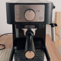 De'Longhi 15-Bar Pump Espresso Machine with Milk Frother & Temperature Control