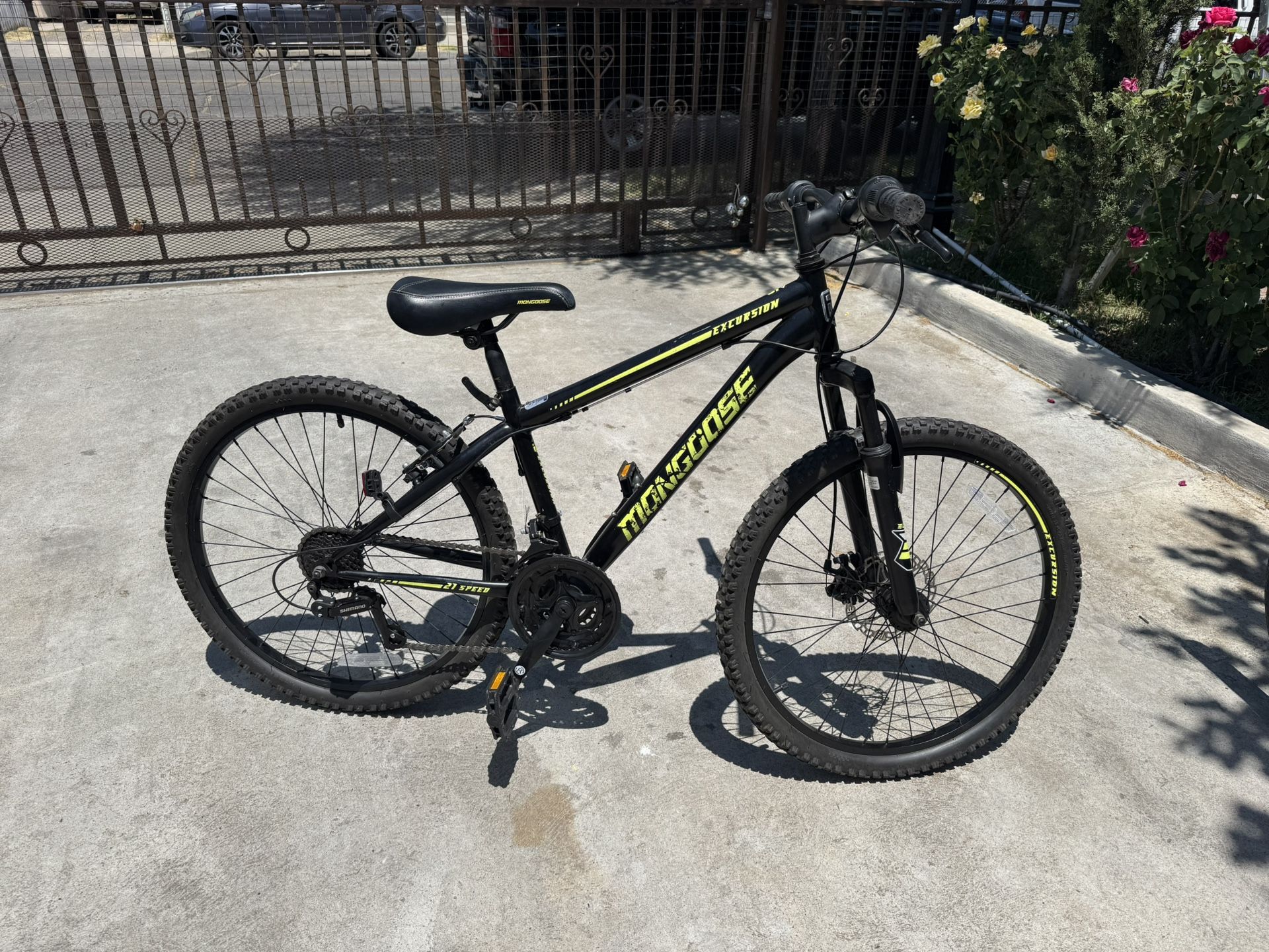 Mongoose Excursion Mountain Bike 21 Speed