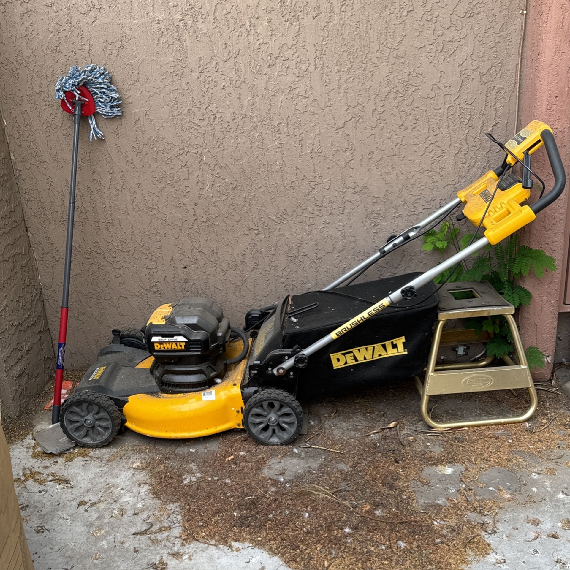 DeWalt Self drive 2x20 V Lawn Mower