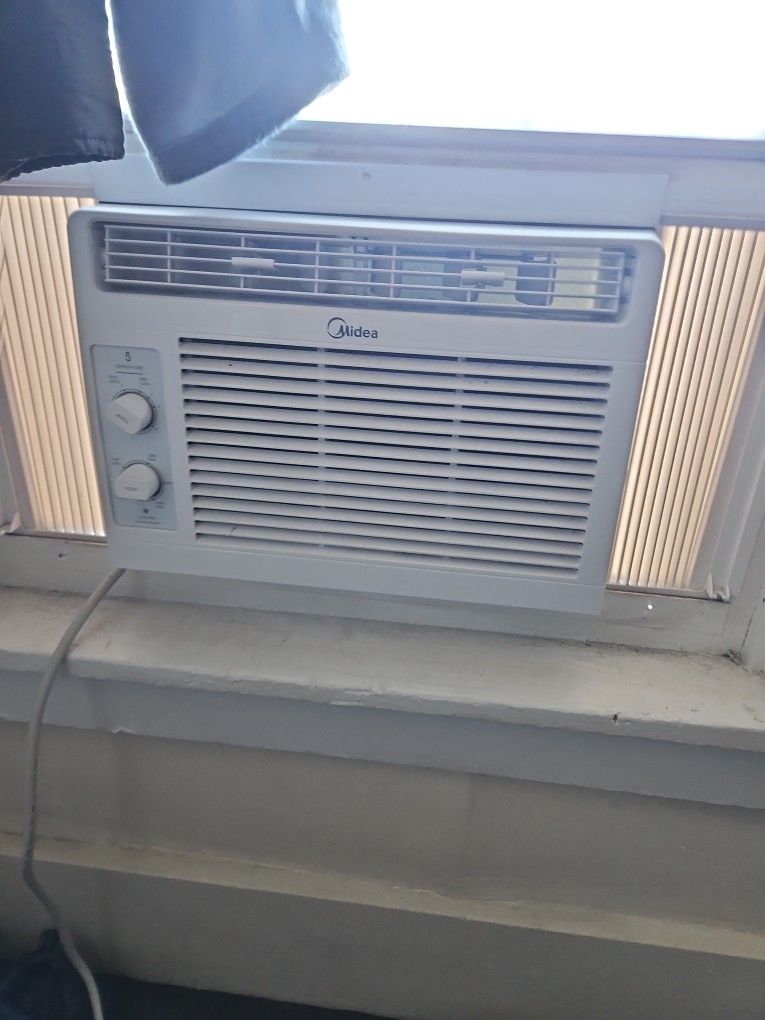 Midea A C UNIT small