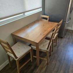 Kitchen Table W/ 4 Chaits