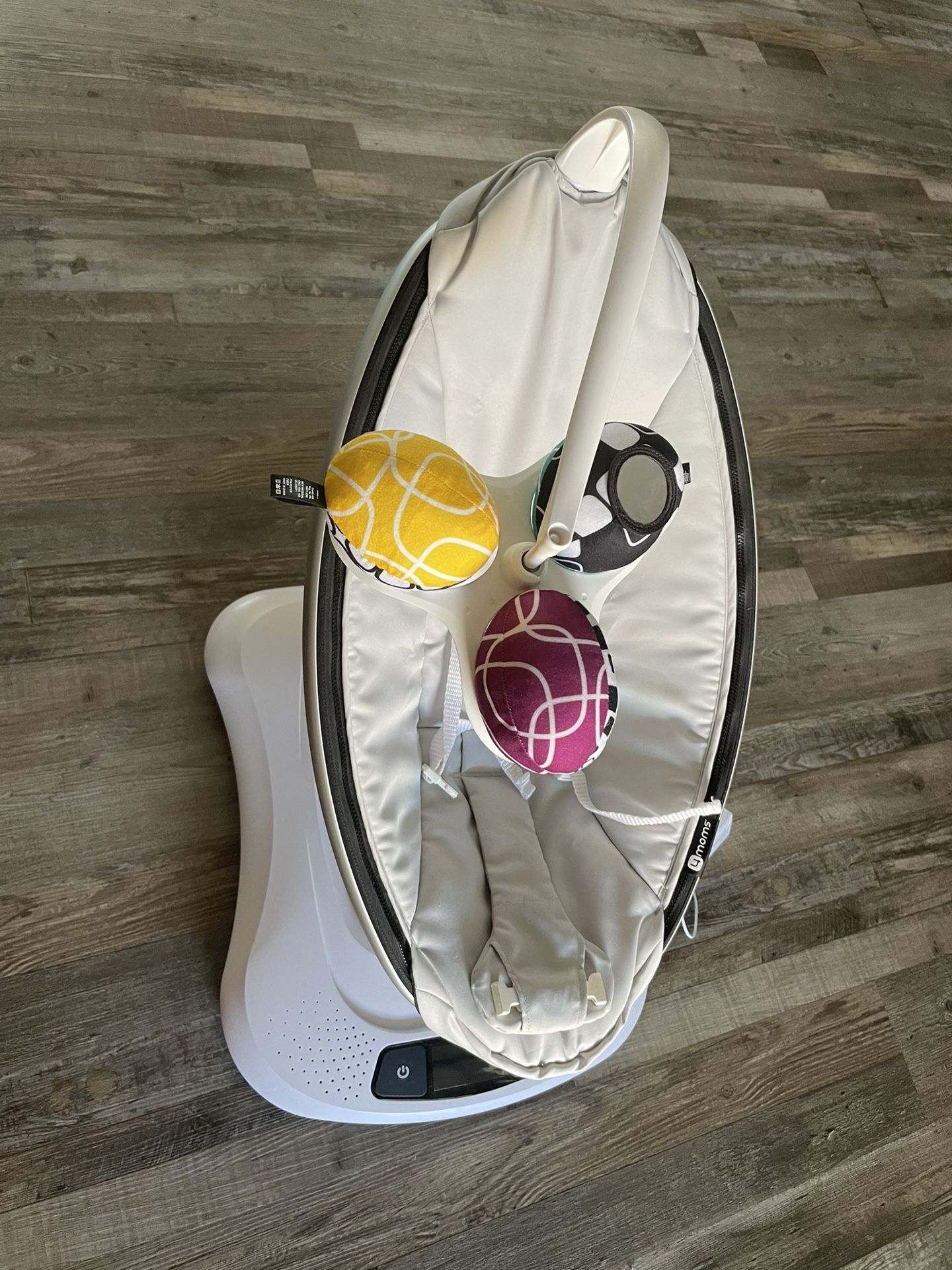 Baby Swing Chair. Multi - Motion. 4 Moms