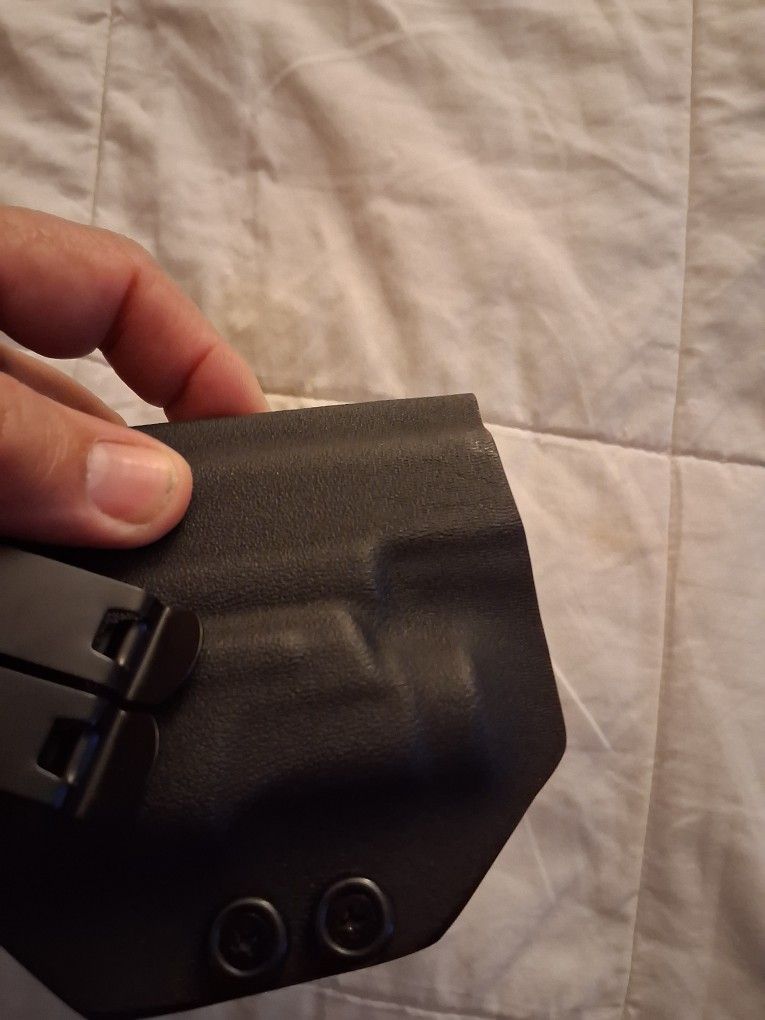 Left handed gun holster