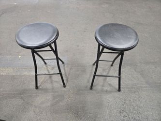 Ground black metal barstools with cushion