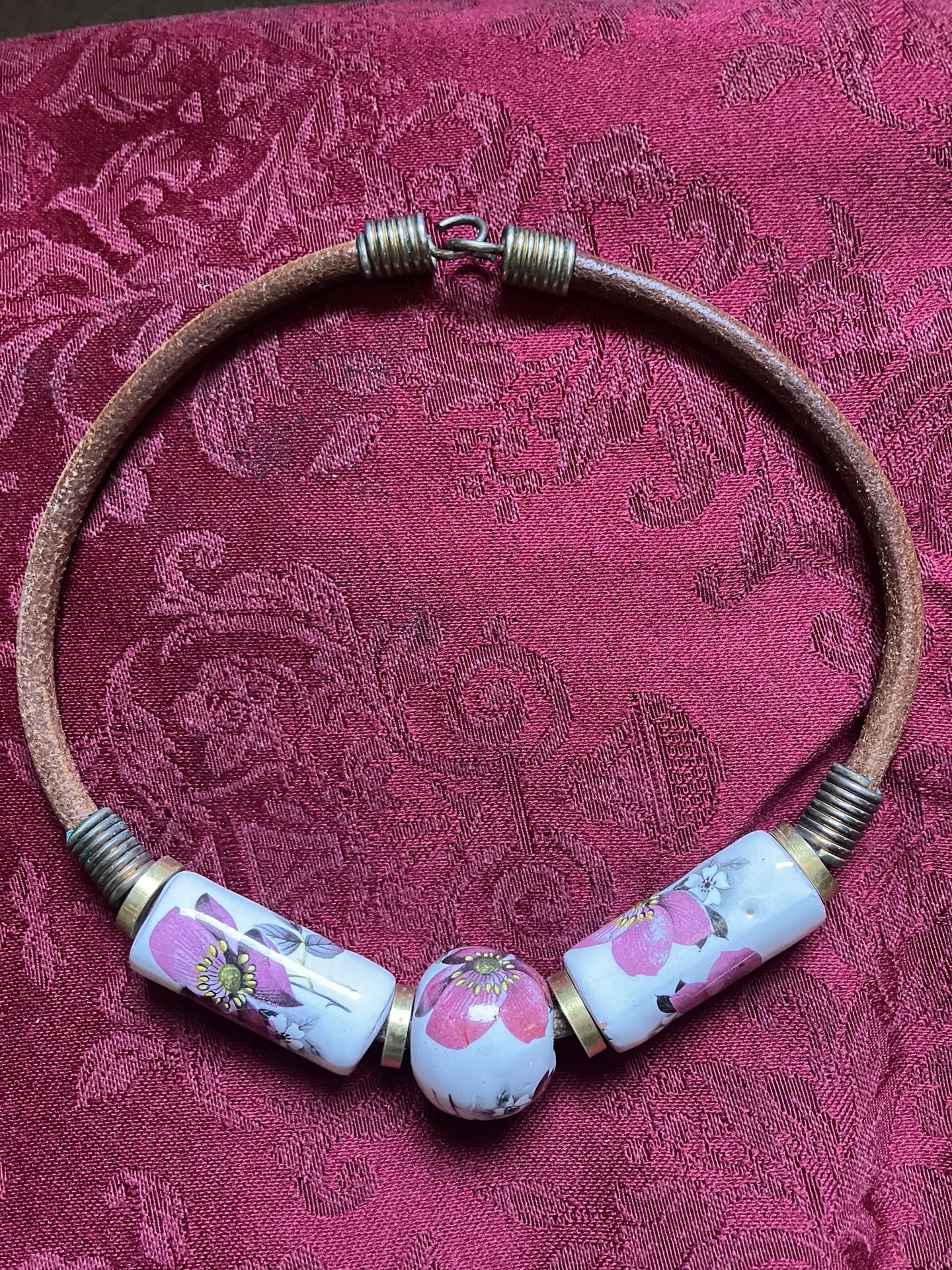 MATCHING LEATHER CHOKER+BRACELET W/METAL FLOWERY BEADS