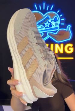 Adidas Men’s Size 11 Running Shoes – New with Tags – Beige/Tan