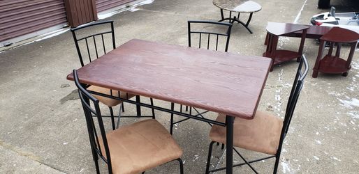 Nice dining table and chairs