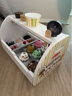 Melissa & Doug ice cream counter