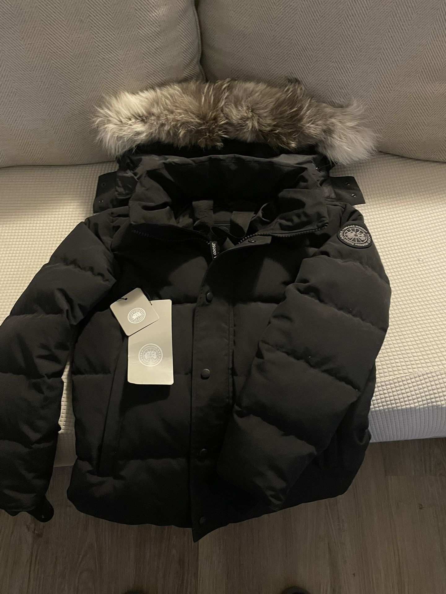 Canada goose wyndham size small