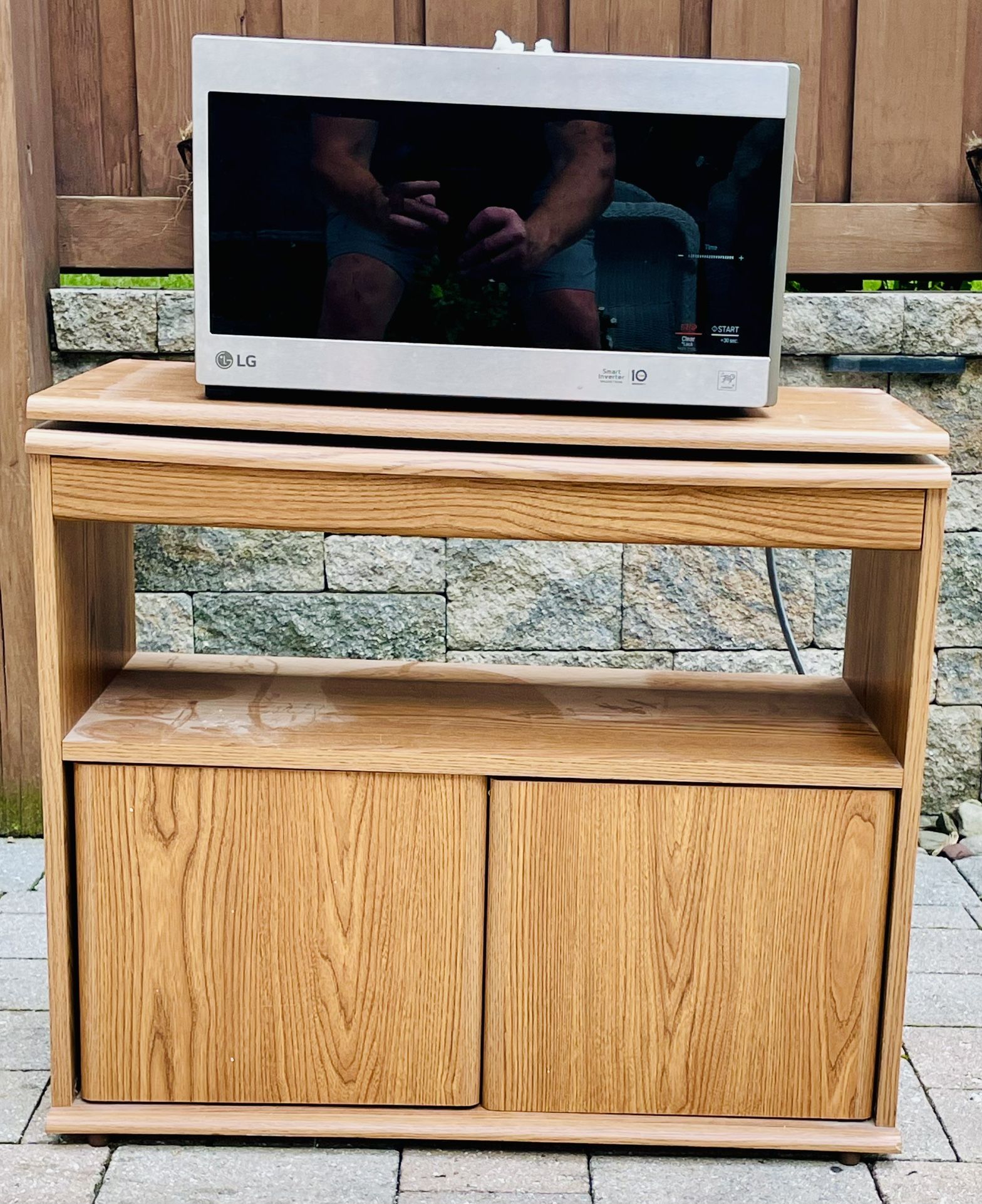 Microwave w/ Stand
