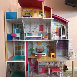 Doll House And Extra Accessories 