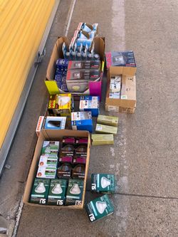 Large Lot of Assorted Light Bulbs