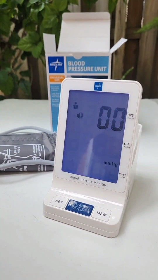 Medline Elite - Monitor digital automático de presión arterial digital con puño superior universal para brazos (8.7-16.5 in)adaptador de CA y batería