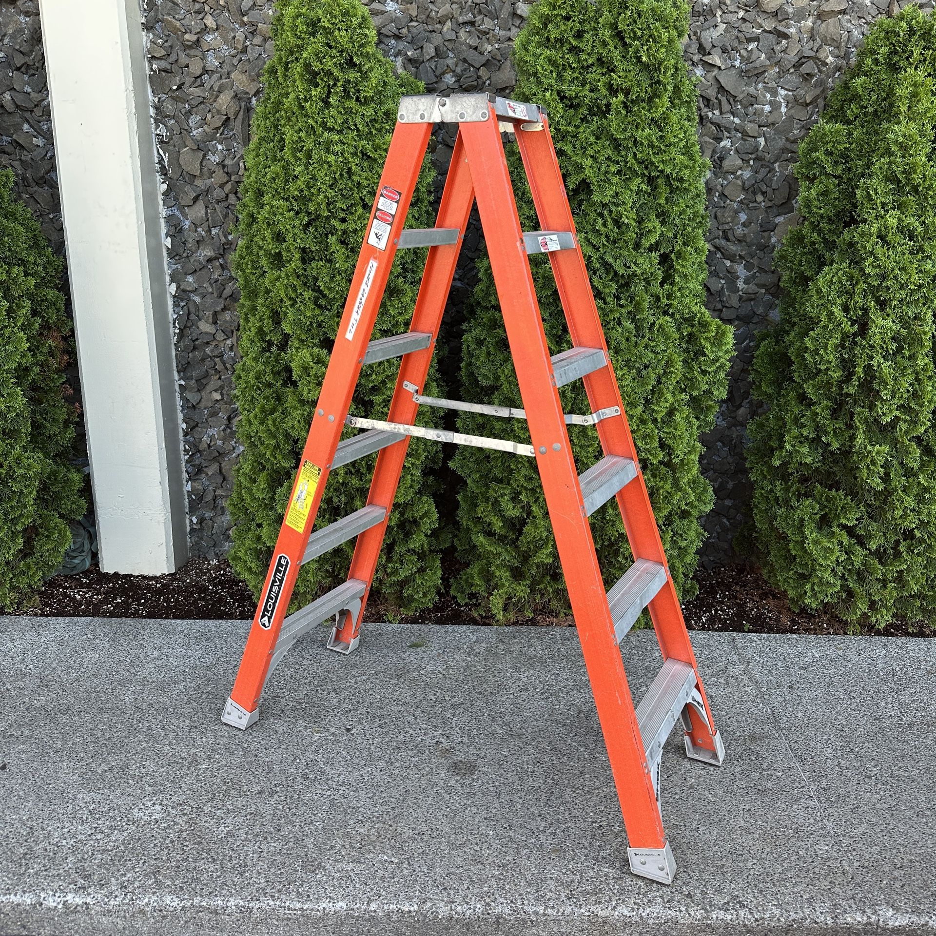 Louisville 6’ Fiberglass Twin Step Ladder w/300lbs Load Capacity Type IA Duty Rating (FM1506)