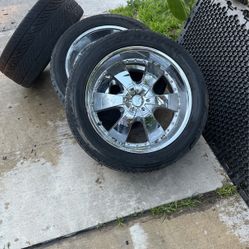 Tire 305/45R22