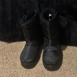 Size Six Black Women’s Snow Boots 