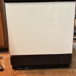 FREE. Older GE Dishwasher In Working Condition 