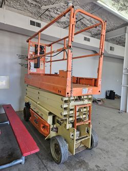 2015 26' Narrow Scissor Lift