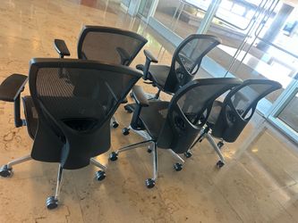 9to5 Seating Theory All Mesh  300 LB Office Chair, Full Synchro Control, Height & Width Adjustable and Pivot Arms like new