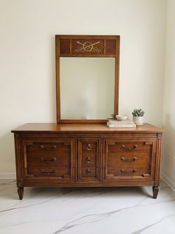 Vintage Thomasville Solid Wood 9-Drawer Dresser with Mirror – TV Console / Credenza