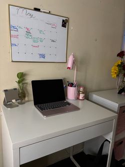 Pink desktop lamp