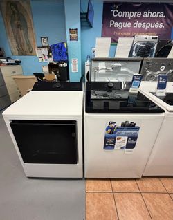 LG 5.5 cu. ft. SMART Top Load Washer and Gas Dryer 7.3 Cu ft