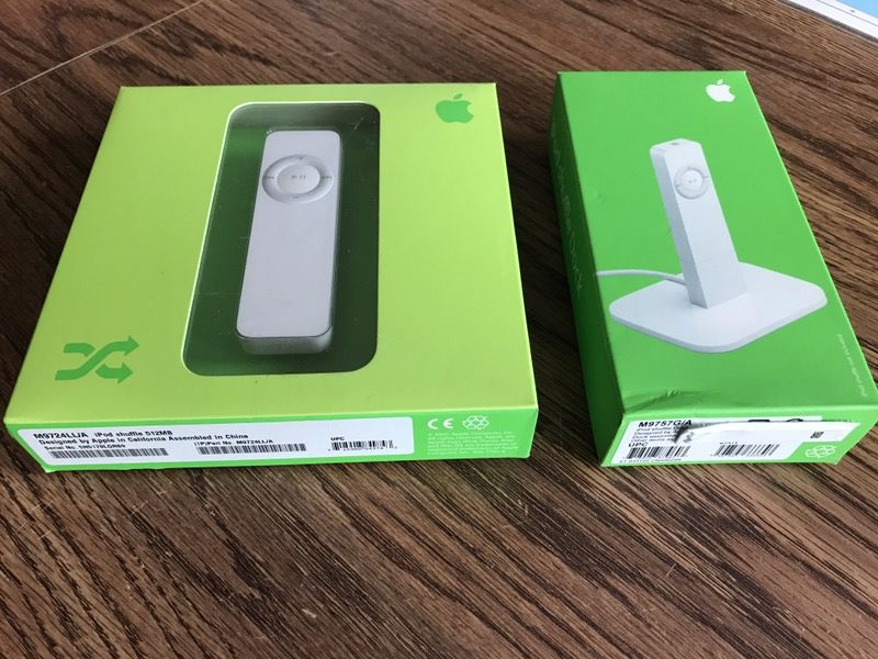Apple iPod shuffle and charging dock (1st generation)