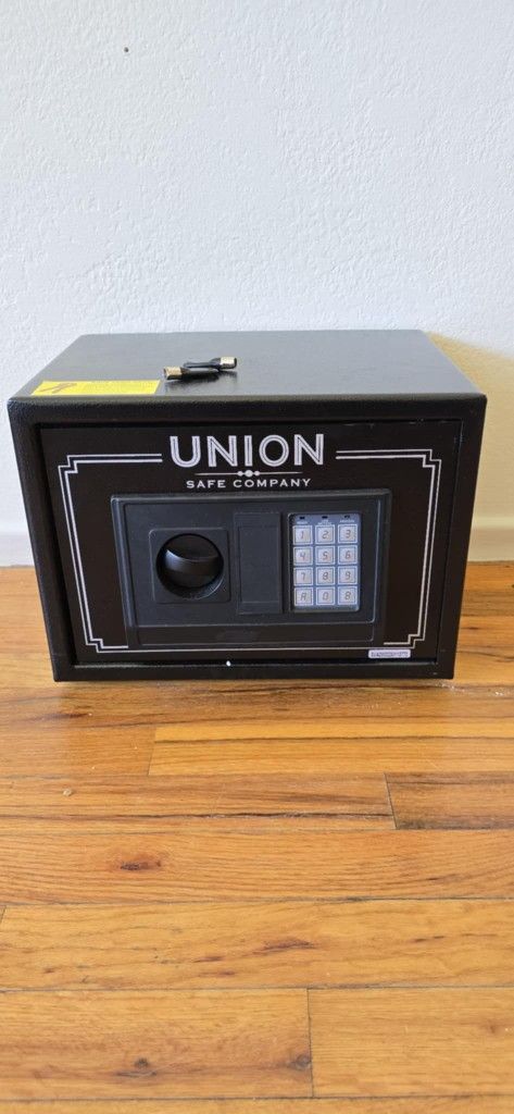 Electronic Digital Safe With Keys $20. I'm Located In Lodi