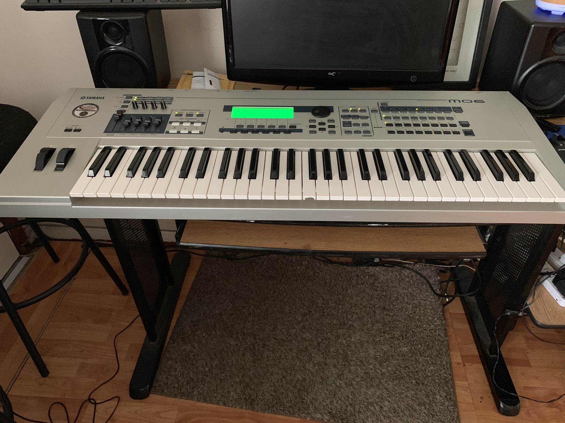Yamaha MO6 Synthesizer Keyboard Workstation