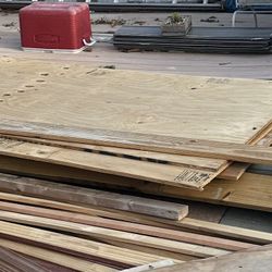 Madera De Buena Calidad , Son  2x4 Tengo 15 Piezas a $5.00 Dólares Cada Una 